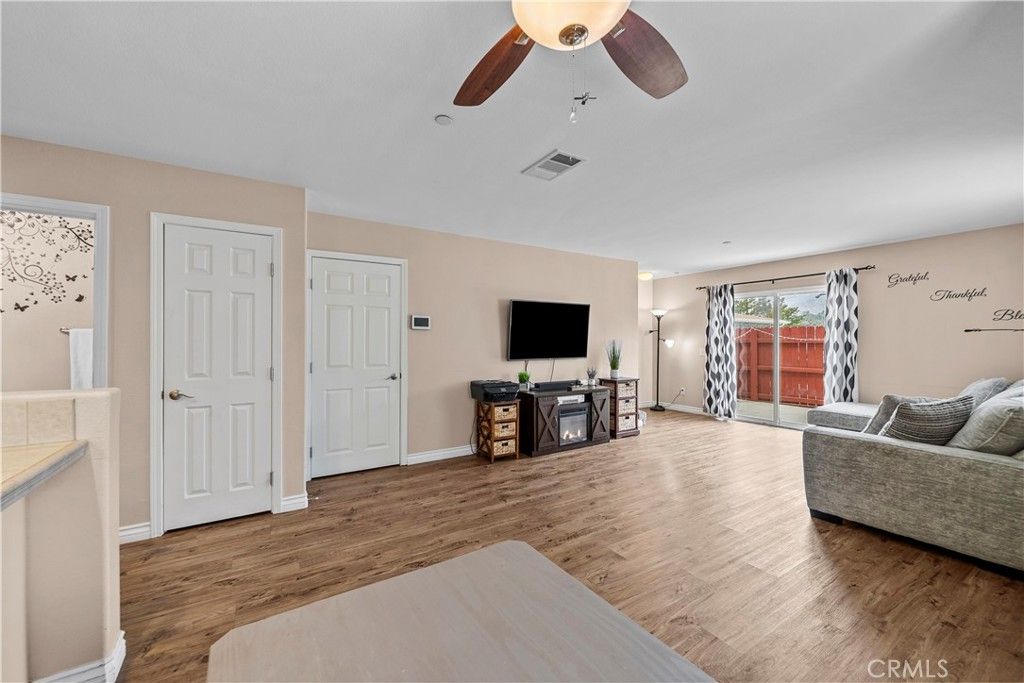 Image 17 of property listing at 14552 Foothill, Sylmar, CA 91342