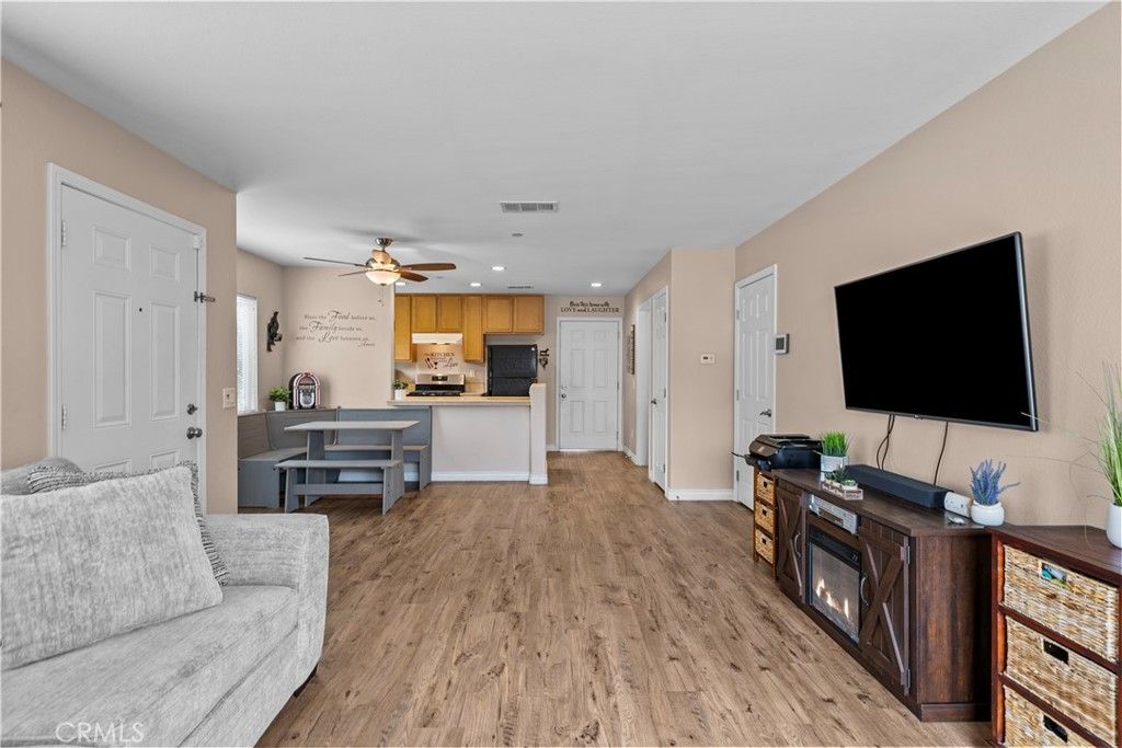 Image 4 of property listing at 14552 Foothill, Sylmar, CA 91342