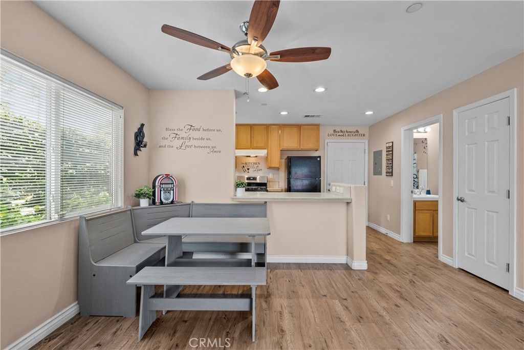 Image 7 of property listing at 14552 Foothill, Sylmar, CA 91342