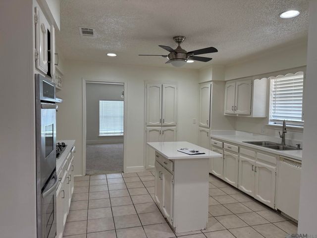 12424 Parkmeadow Dr, Baton Rouge, LA 70816