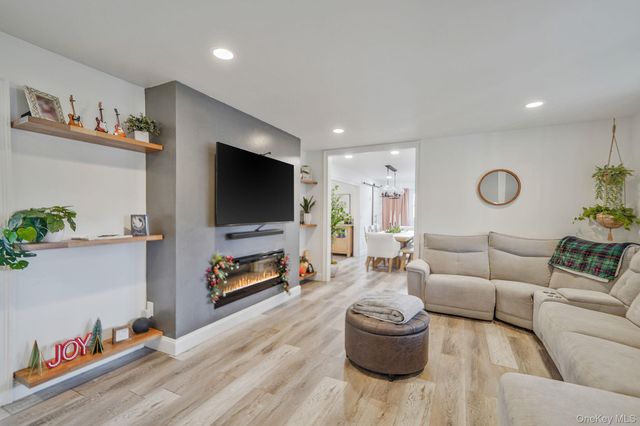 10 Pickwick Court, Stony Brook, NY 11790