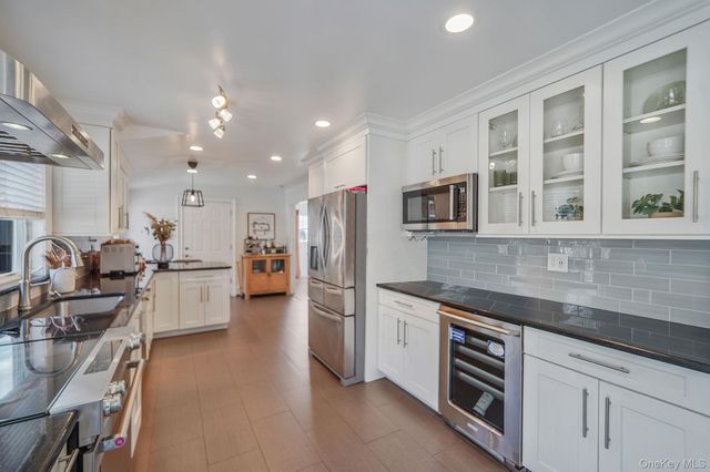 10 Pickwick Court, Stony Brook, NY 11790