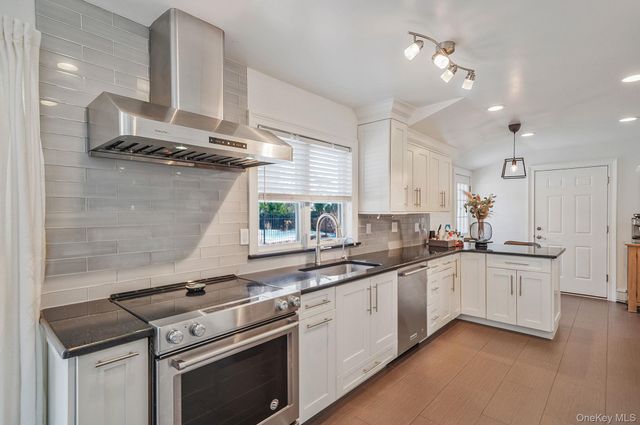 10 Pickwick Court, Stony Brook, NY 11790