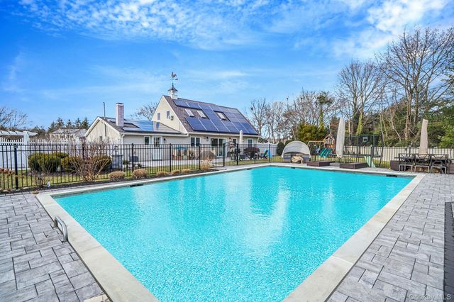 10 Pickwick Court, Stony Brook, NY 11790