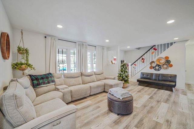 10 Pickwick Court, Stony Brook, NY 11790