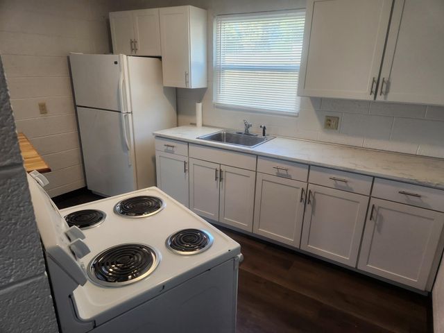 1712 Simpson Ave, Winfield, KS 67156