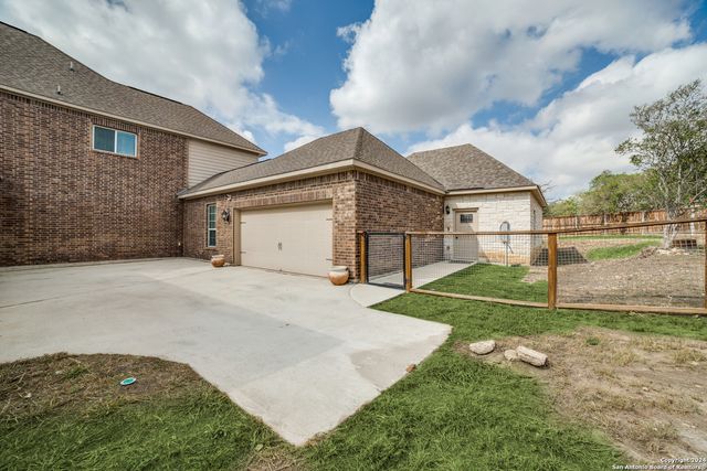 192 Sunrise Hill, Castroville, TX 78009
