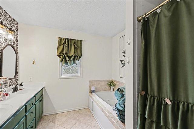 13704 Jana Lei Avenue, Bonner Springs, KS 66012