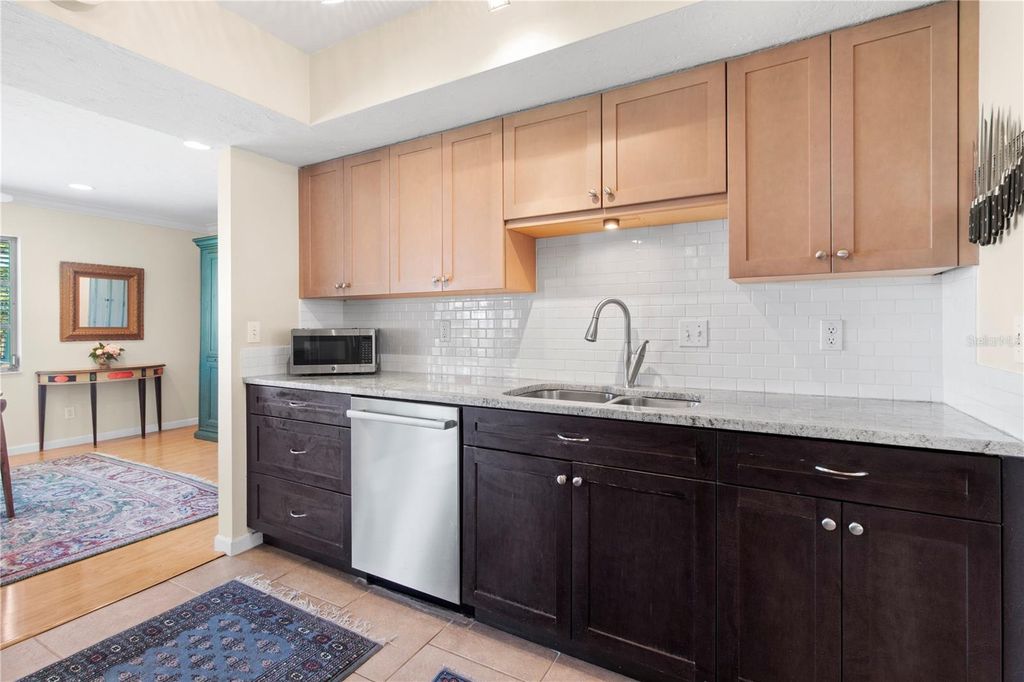 Image 11 of property listing at 7926 CYPRESS LAKE DRIVE, Sarasota, FL 34243