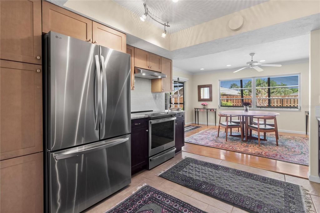 Image 12 of property listing at 7926 CYPRESS LAKE DRIVE, Sarasota, FL 34243