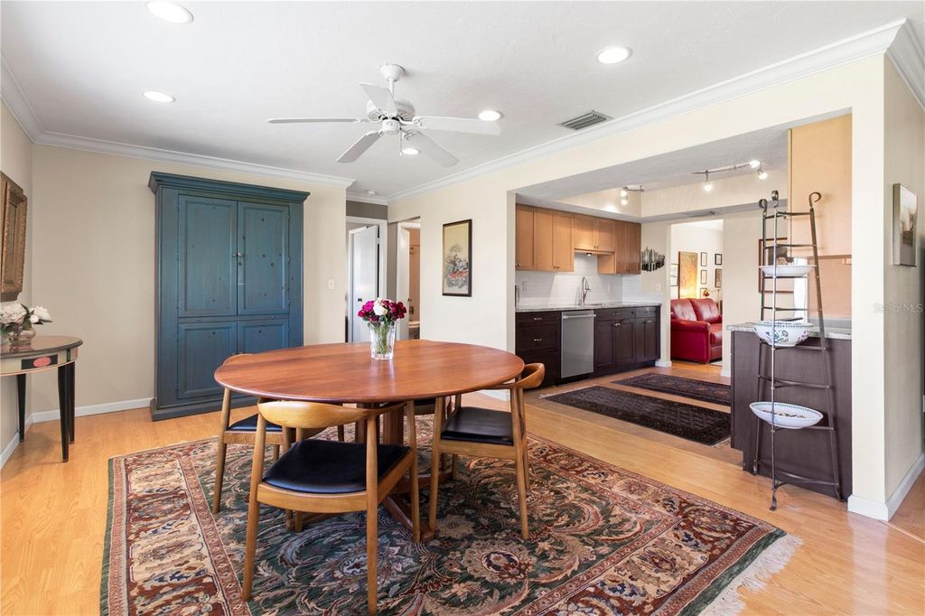 Image 14 of property listing at 7926 CYPRESS LAKE DRIVE, Sarasota, FL 34243