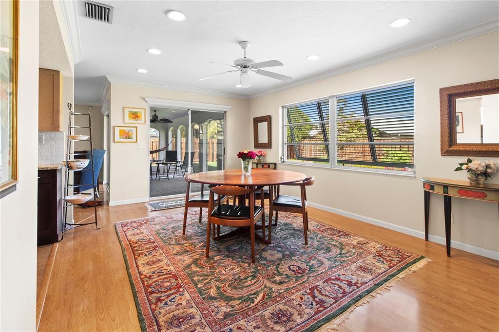 Image 16 of property listing at 7926 CYPRESS LAKE DRIVE, Sarasota, FL 34243
