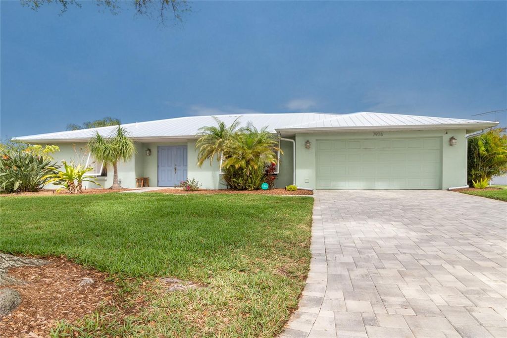 Image 3 of property listing at 7926 CYPRESS LAKE DRIVE, Sarasota, FL 34243