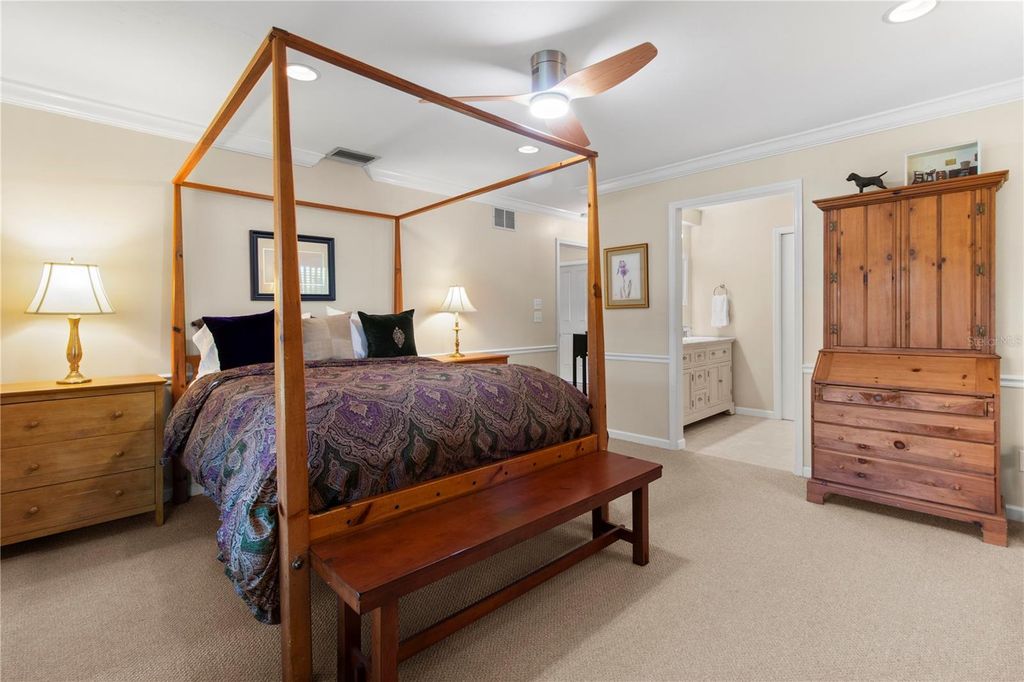 Image 22 of property listing at 7926 CYPRESS LAKE DRIVE, Sarasota, FL 34243