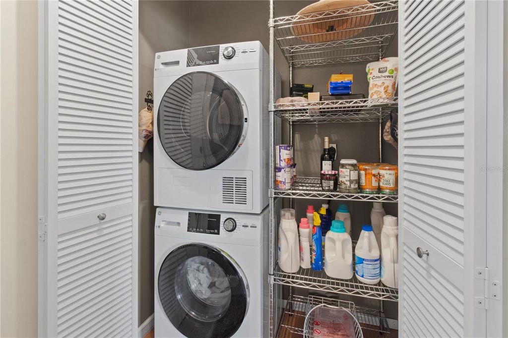 Image 30 of property listing at 7926 CYPRESS LAKE DRIVE, Sarasota, FL 34243