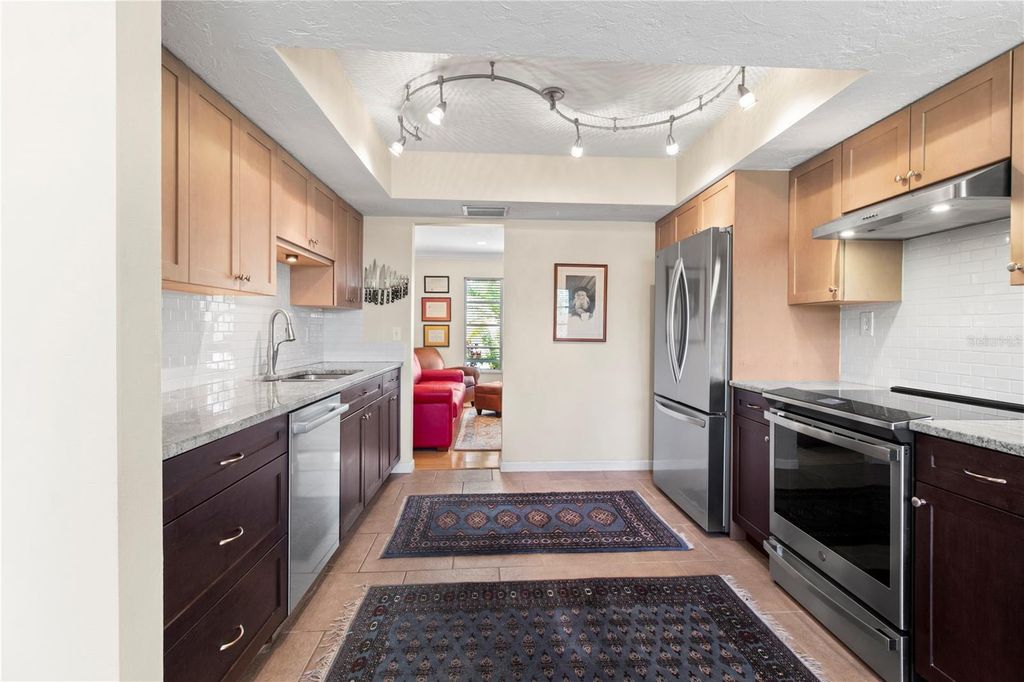 Image 10 of property listing at 7926 CYPRESS LAKE DRIVE, Sarasota, FL 34243