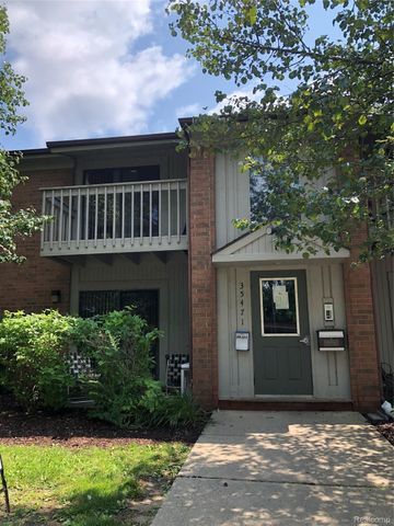 35471 HICKORY WOODS DR 6, Clinton Charter Township, MI 48035