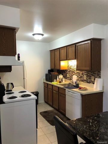 35471 HICKORY WOODS DR 6, Clinton Charter Township, MI 48035