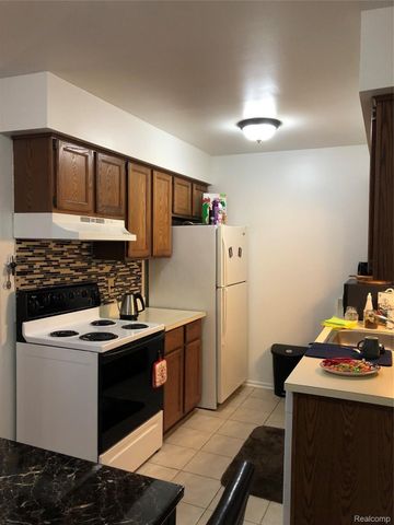 35471 HICKORY WOODS DR 6, Clinton Charter Township, MI 48035