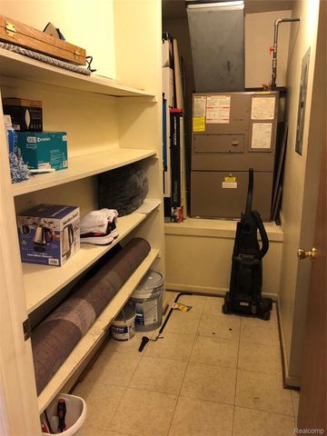 35471 HICKORY WOODS DR 6, Clinton Charter Township, MI 48035