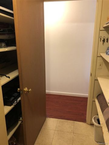 35471 HICKORY WOODS DR 6, Clinton Charter Township, MI 48035