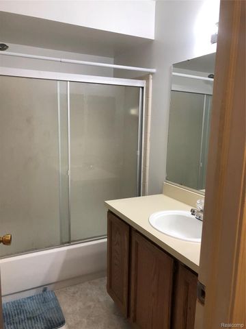 35471 HICKORY WOODS DR 6, Clinton Charter Township, MI 48035