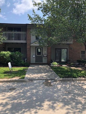 35471 HICKORY WOODS DR 6, Clinton Charter Township, MI 48035