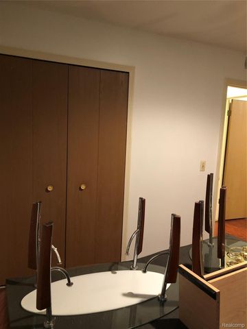 35471 HICKORY WOODS DR 6, Clinton Charter Township, MI 48035