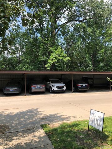 35471 HICKORY WOODS DR 6, Clinton Charter Township, MI 48035