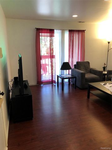 35471 HICKORY WOODS DR 6, Clinton Charter Township, MI 48035