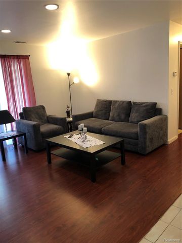 35471 HICKORY WOODS DR 6, Clinton Charter Township, MI 48035