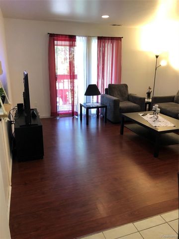 35471 HICKORY WOODS DR 6, Clinton Charter Township, MI 48035