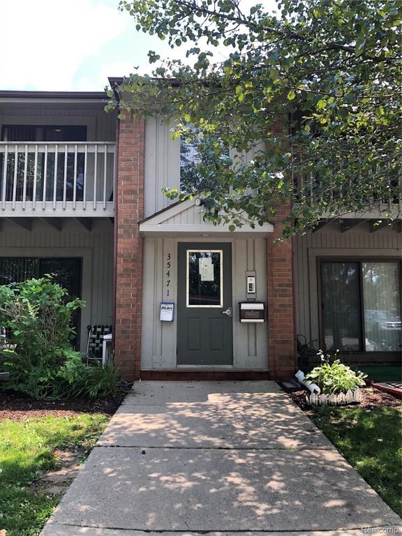 35471 HICKORY WOODS DR 6, Clinton Charter Township, MI 48035