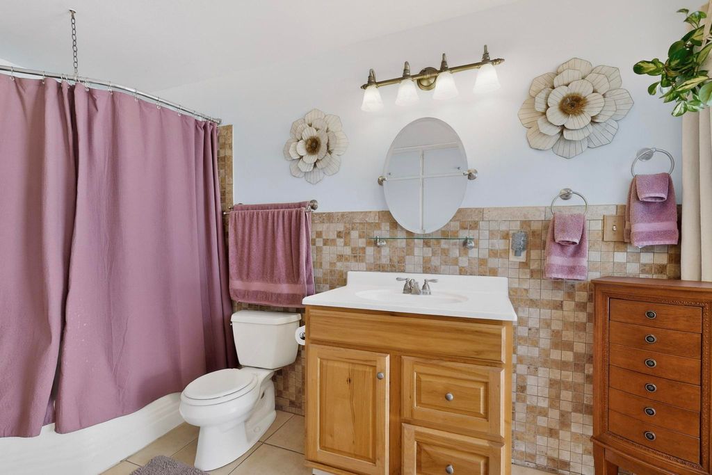 Image 10 of property listing at 6105 Bellamah Avenue NE, Albuquerque, NM 87110