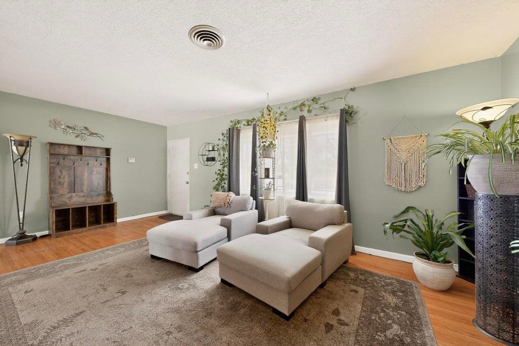 Image 18 of property listing at 6105 Bellamah Avenue NE, Albuquerque, NM 87110