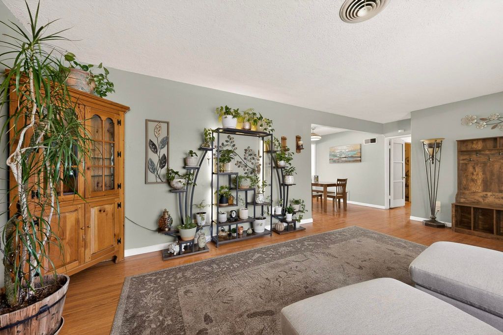 Image 19 of property listing at 6105 Bellamah Avenue NE, Albuquerque, NM 87110