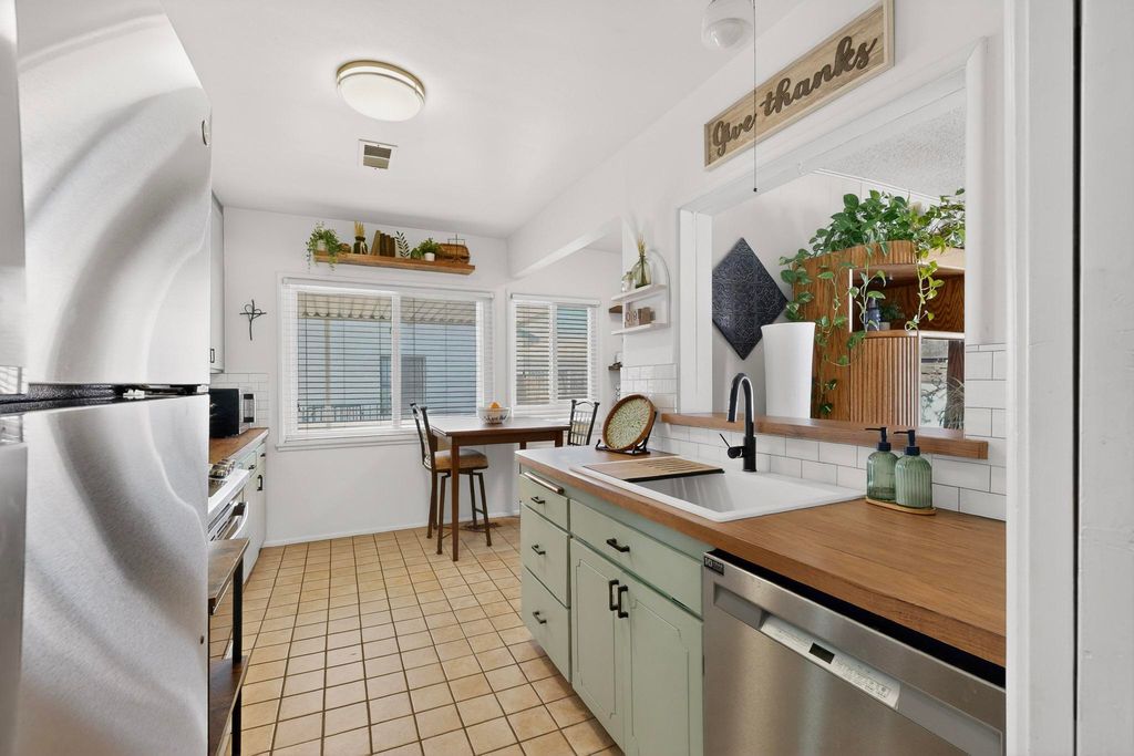 Image 23 of property listing at 6105 Bellamah Avenue NE, Albuquerque, NM 87110