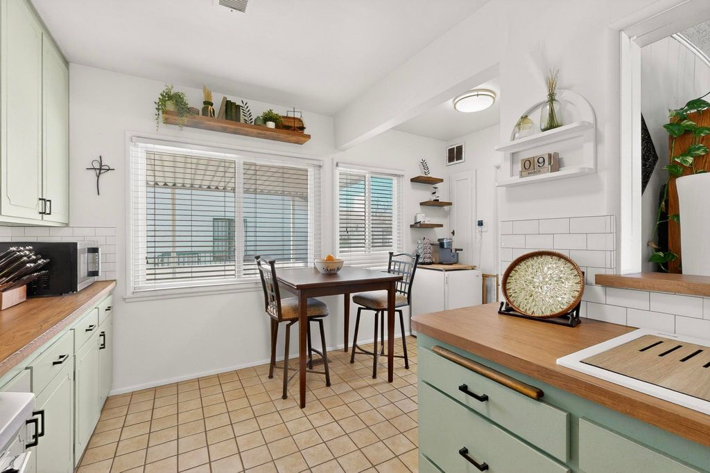 Image 24 of property listing at 6105 Bellamah Avenue NE, Albuquerque, NM 87110