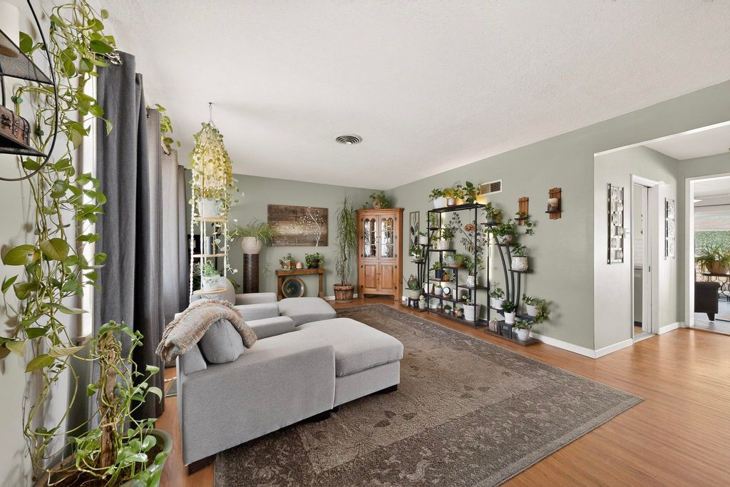 Image 4 of property listing at 6105 Bellamah Avenue NE, Albuquerque, NM 87110