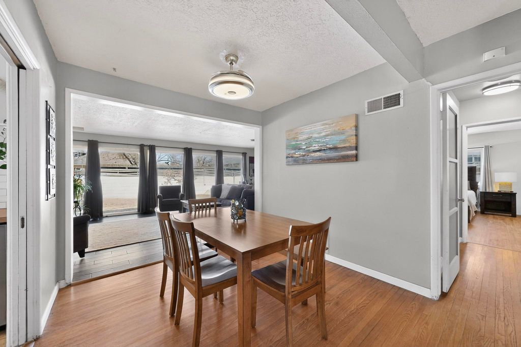 Image 7 of property listing at 6105 Bellamah Avenue NE, Albuquerque, NM 87110