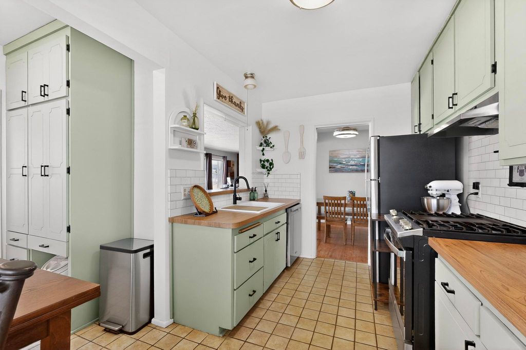 Image 8 of property listing at 6105 Bellamah Avenue NE, Albuquerque, NM 87110