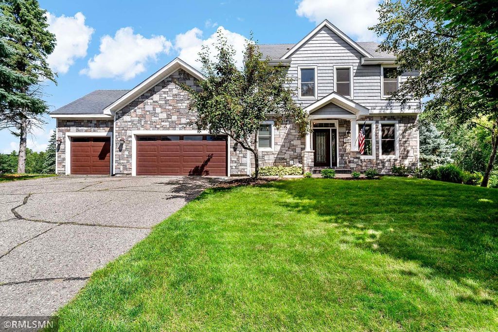 2450 Whitfield Drive, Mendota Heights, MN 55120