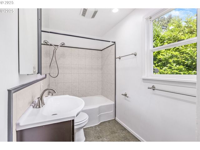 1391 W 5TH Ave, Eugene, OR 97402