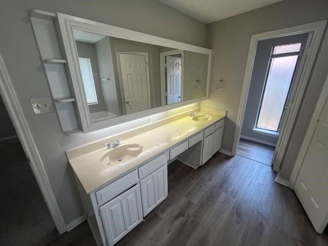 934 Robinwood Drive, Arlington, TX 76017