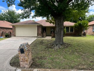 934 Robinwood Drive, Arlington, TX 76017