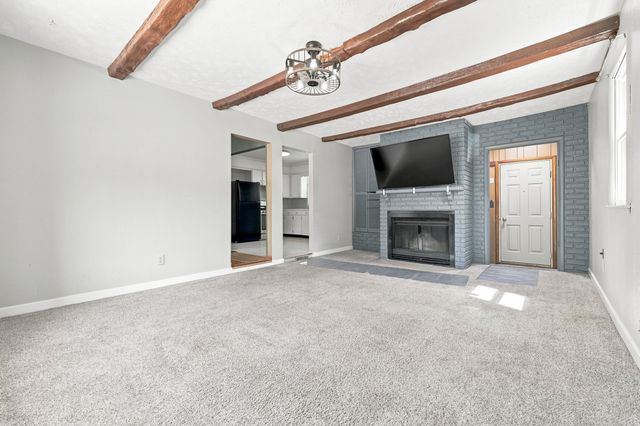 1023 County Line Road, Des Moines, IA 50320
