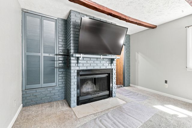1023 County Line Road, Des Moines, IA 50320