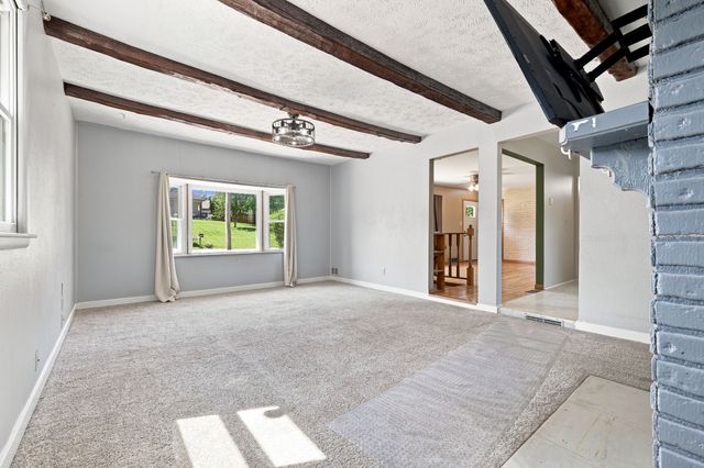 1023 County Line Road, Des Moines, IA 50320