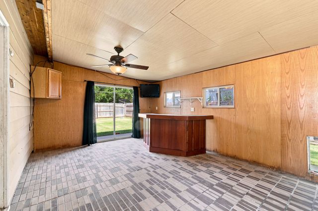 1023 County Line Road, Des Moines, IA 50320