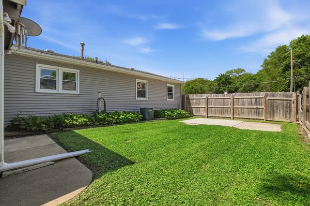 1023 County Line Road, Des Moines, IA 50320